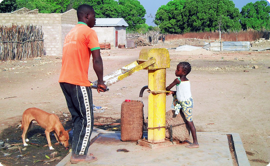 Fontaine Africa e.V. hat 2015 einen Brunnen in einem afrikanischen Dorf gebaut 